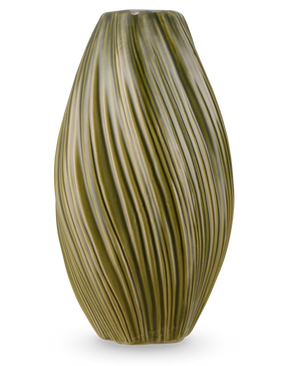 El Jarrón Soft Dune 26 cm verde es un jarrón alto de cerámica de color verde oliva con forma alargada con crestas onduladas verticales, creando una textura natural. Representado sobre un fondo blanco.