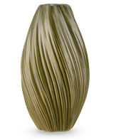 El Jarrón Soft Dune 26 cm verde es un jarrón alto de cerámica de color verde oliva con forma alargada con crestas onduladas verticales, creando una textura natural. Representado sobre un fondo blanco.