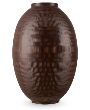El Vase Earth Nest 36 cm marrón es un jarrón ovalado grande, de color marrón oscuro, con un patrón estructurado de líneas verticales y horizontales sobre un fondo blanco liso.