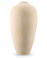 El jarrón Calm Bloom de 42 cm beige es un jarrón de cerámica alto, ovalado, con una superficie estructurada y una abertura estrecha, sobre un fondo blanco liso.