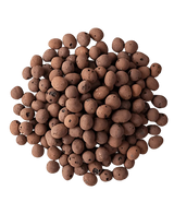 Un montón suelto de bolsa de 10 litros de Hydro Granules, gránulos redondos de arcilla marrón utilizados como medio de cultivo en hidroponía y jardinería acuapónica, mostrados sobre un fondo blanco.