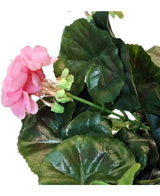 Un primer plano del Geranio Artificial de 40 cm de color rosa, con varias hojas verdes sobre un fondo blanco.