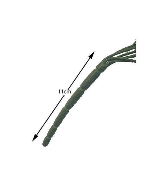 Un primer plano del tallo de la planta artificial colgante de aloe vera con una superficie texturizada, que se muestra con una flecha negra diagonal que indica la longitud de 102 cm sobre un fondo blanco.