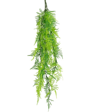 La Planta colgante artificial Espárragos UV 80 cm es un helecho artificial con hojas de color verde claro que caen sobre un fondo blanco.