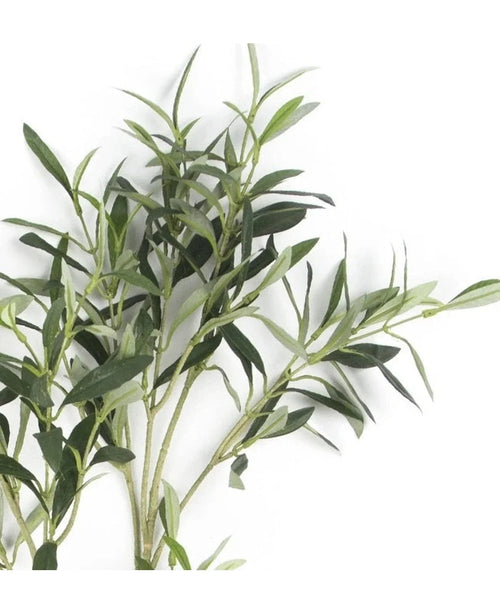 La Hoja de Olivo Artificial 90 cm UV tiene hojas verdes largas y delgadas y tallos de colores claros sobre un fondo blanco que le da un toque mediterráneo.