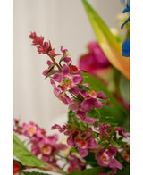Primer plano de la flor artificial Catnip 75 cm rosa: un grupo de flores artificiales de color rosa brillante con un corazón verde y hojas exuberantes, claramente representadas sobre un fondo suavemente difuminado con toques de otras flores.