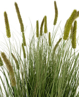 La maceta de césped artificial con retardante de fuego de 150 cm presenta césped artificial verde alto con hojas largas y estrechas y cabezas de semillas cilíndricas y esponjosas, representadas sobre un fondo blanco.