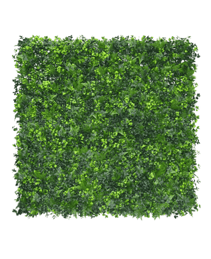 La mezcla de alfombras de seto artificial de 50 x 50 cm presenta un denso follaje verde artificial en varios tonos, cuidadosamente dispuesto para crear un vibrante efecto de pared verde sobre un fondo blanco liso.