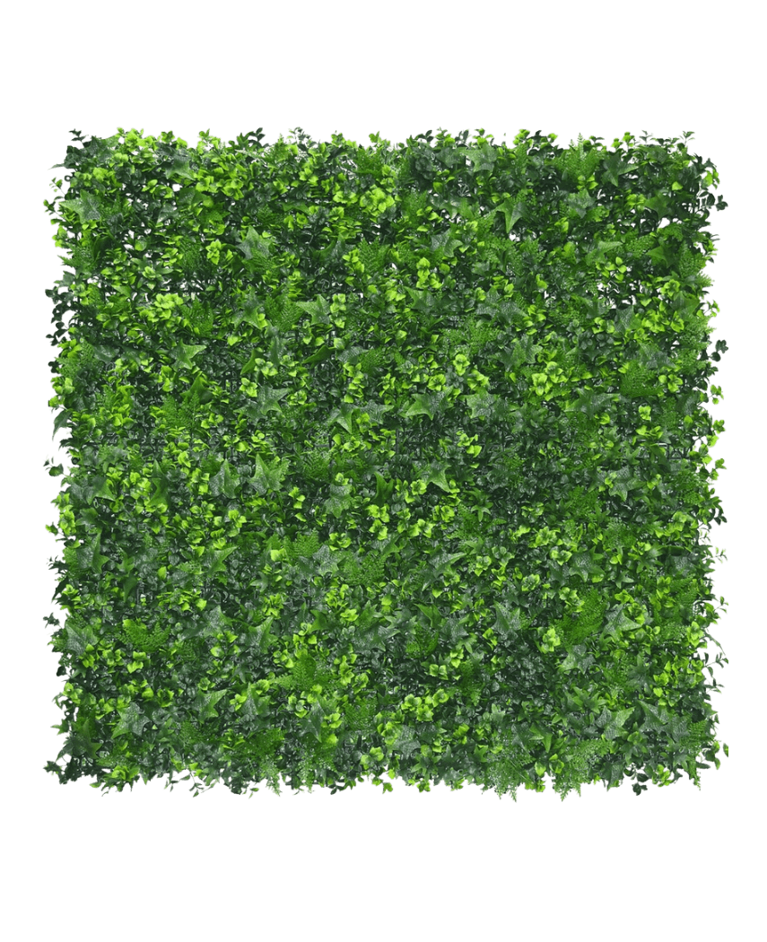 La mezcla de alfombras de seto artificial de 50 x 50 cm presenta un denso follaje verde artificial en varios tonos, cuidadosamente dispuesto para crear un vibrante efecto de pared verde sobre un fondo blanco liso.