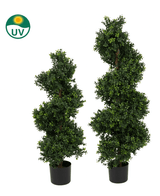 El Boj Artificial Espiral estilo Romano UV 90cm tiene dos árboles artificiales en forma de espiral con hojas verdes en una maceta negra. En la esquina superior izquierda hay un símbolo verde y amarillo resistente a los rayos UV.
