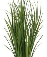 Primer plano de Césped Artificial Verde UV 90 cm: hojas altas y delgadas de césped artificial verde con hojas estrechas y puntiagudas que se extienden hacia arriba, enmarañadas entre sí, sobre un fondo blanco.