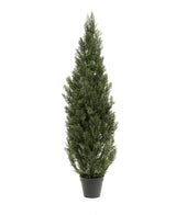 La planta artificial Conífera UV 150 cm es un pino artificial verde, alto, con hojas densas en forma de agujas, representado sobre un fondo blanco liso.