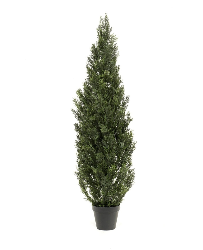 La planta artificial Conífera UV 150 cm es un pino artificial verde, alto, con hojas densas en forma de agujas, representado sobre un fondo blanco liso.