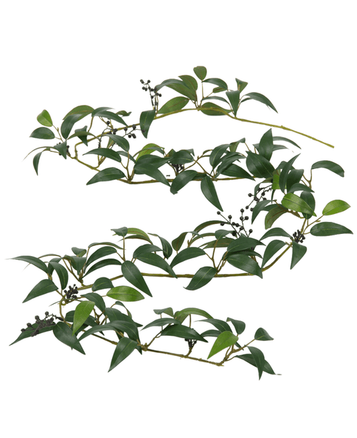 La guirnalda artificial Smilax de 180 cm tiene ramas largas y delgadas con manojos de hojas de color verde oscuro y pequeñas bayas negras sobre un fondo blanco.