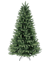 El árbol de Navidad artificial "Weideman" PE/PVC es completo y verde sobre un soporte de metal sobre un fondo blanco liso, listo para colocar sus adornos navideños favoritos.