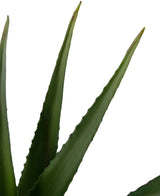 Primer plano de una planta artificial de Aloe Vera de 45 cm con tres hojas puntiagudas de color verde con bordes dentados y una superficie lisa sobre un fondo blanco.