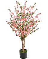 La Planta de Cerezo Artificial en Flor de 120 cm rosa tiene múltiples tallos marrones con flores rosas y hojas verdes, en una maceta negra con musgo verde en la base, sobre un fondo blanco.