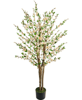 La planta de cerezo artificial color crema de 150 cm tiene múltiples troncos marrones, hojas verdes y ramos de pequeñas flores blancas en un árbol artificial en una maceta sobre un fondo blanco liso.