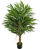 La Planta Artificial Longfolia 120 cm es un árbol artificial alto con esbeltas hojas verdes y tronco marrón, en una maceta negra con musgo verde, sobre un fondo liso blanco.