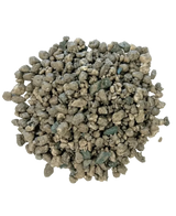 Un montón suelto de pequeñas piedras volcánicas irregulares de color gris y verdoso procedentes de una bolsa de 10 litros sobre un fondo blanco.