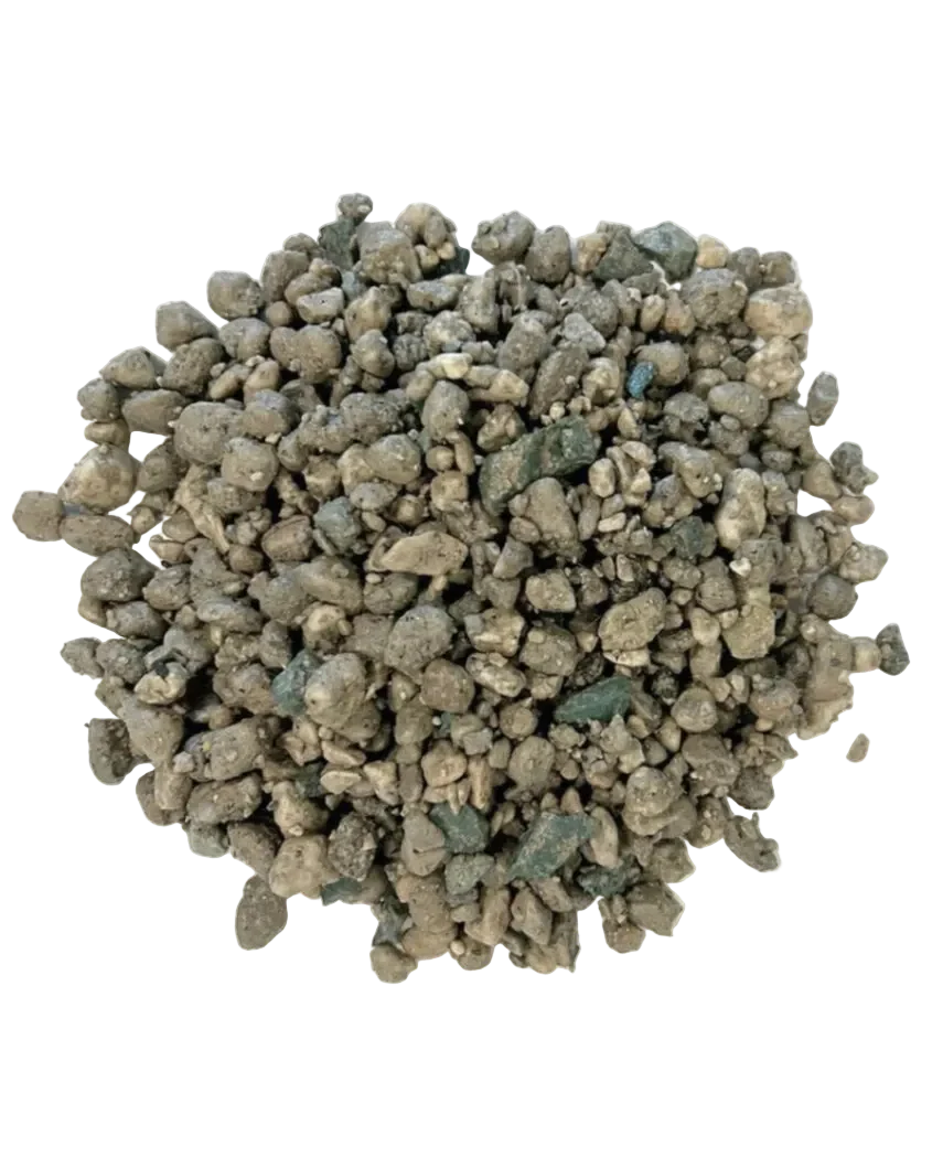 Un montón suelto de pequeñas piedras volcánicas irregulares de color gris y verdoso procedentes de una bolsa de 10 litros sobre un fondo blanco.