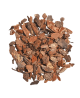Una pila de material de relleno corteza de árbol-corteza de madera 15L, que consiste en astillas de corteza de árbol secas de color marrón, está dispuesta en forma circular sobre un fondo blanco.