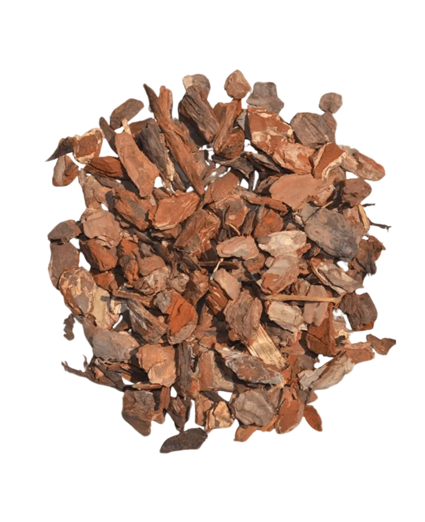 Una pila de material de relleno corteza de árbol-corteza de madera 15L, que consiste en astillas de corteza de árbol secas de color marrón, está dispuesta en forma circular sobre un fondo blanco.