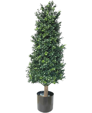 La Planta Artificial Boj Pirámide UV 90 cm tiene densas hojas verdes de forma cónica, en una maceta negra. Con protección UV es perfecto para plantas de jardín y conserva su belleza sobre un fondo blanco.