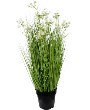 Las flores de raíz de césped artificial, césped de cebolla de 90 cm, retardante de fuego, tienen hojas verdes largas y delgadas y delicados racimos de flores blancas en una maceta, sobre un fondo blanco liso.