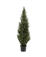 La Planta Artificial Conífera UV 120 cm, un árbol de hoja perenne verde artificial, alto y estrecho, con densas hojas verdes en una pequeña maceta negra, se muestra sobre un fondo blanco liso.