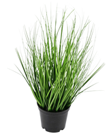 La planta de césped artificial Cebolla de 33 cm (retardante de fuego) tiene hojas largas, delgadas y verdes que parecen hierba en una pequeña maceta negra, sobre un fondo blanco liso.