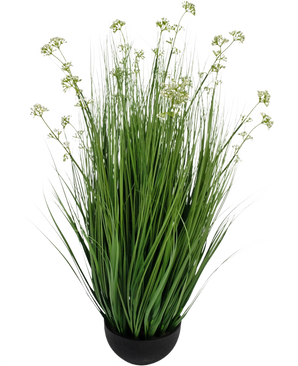 La maceta de césped artificial con flor de puerro y cebolla de 100 cm retardante de fuego es una planta de césped artificial en una maceta con hojas largas y delgadas y pequeños racimos de flores blancas en una maceta redonda negra, representada sobre un fondo blanco liso.