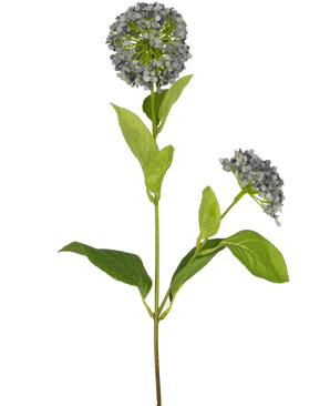 Una sola flor artificial bola de nieve/viburnum de 70 cm de color violeta con un tallo verde, hojas anchas y dos ramos de pequeñas flores de color violeta, aisladas sobre un fondo blanco.