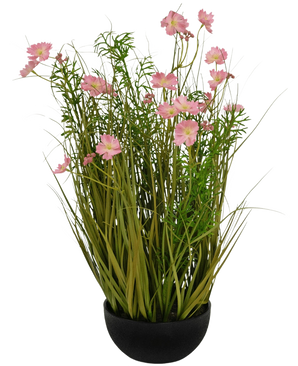 La maceta de hierba artificial con forma de cebolla Gesang Flower rosa de 56 cm retardante de fuego tiene una maceta negra con césped artificial verde largo y flores suaves de color rosa y blanco, perfecta para un interior elegante sobre un fondo blanco.