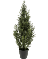 La Planta Artificial Conífera UV 90cm es un pequeño pino artificial con un denso follaje verde en una maceta de plástico negra, de pie sobre un fondo blanco liso.