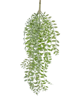 La planta colgante artificial Pumila/Eucalyptus 76 cm tiene hojas verdes estrechas y tallos delgados que caen sobre un fondo blanco liso.