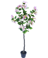 La Planta Artificial Judas 150 cm es una planta artificial en maceta con hojas verdes y numerosas flores de color rosa claro sobre un fondo liso blanco.