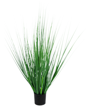 La Planta Césped Artificial Cebolla 100 cm ignífuga tiene una maceta de color negro con hojas densas, erguidas y esbeltas de color verde similar a la hierba, perfecta para darle un toque moderno a cualquier espacio.