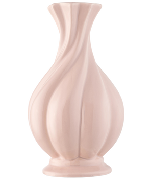 El jarrón Little Fairy 26 cm rosa es un jarrón de cerámica rosa claro brillante con un borde acampanado y ranuras esculpidas en forma de remolino, ideal para exponer un ramo de flores artificiales de seda. En la foto sobre un fondo blanco liso.