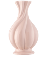 El jarrón Little Fairy 26 cm rosa es un jarrón de cerámica rosa claro brillante con un borde acampanado y ranuras esculpidas en forma de remolino, ideal para exponer un ramo de flores artificiales de seda. En la foto sobre un fondo blanco liso.
