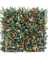 El Seto Artificial Boj multicolor 50x50 cm UV es un panel cuadrado de denso boj artificial con pequeñas hojas y racimos de flores de color naranja, blanco, rojo, amarillo, violeta y azul sobre un fondo de rejilla de plástico verde.
