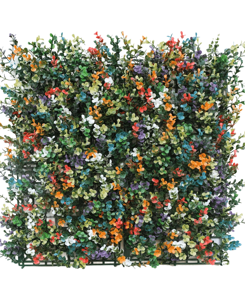 El Seto Artificial Boj multicolor 50x50 cm UV es un panel cuadrado de denso boj artificial con pequeñas hojas y racimos de flores de color naranja, blanco, rojo, amarillo, violeta y azul sobre un fondo de rejilla de plástico verde.