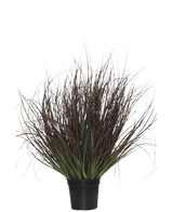 El Césped Artificial Planta Césped 50 cm ignífugo se presenta en una maceta de plástico de color negro, con césped ornamental puntiagudo de hojas largas y finas de color violeta oscuro y verde -perfecto para la decoración de interiores- sobre un fondo blanco.