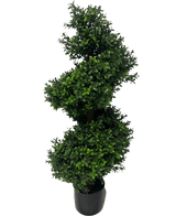 El Boj Artificial Espiral Estilo Romano UV 90cm es una planta topiaria artificial en forma de espiral con densas hojas verdes en una maceta negra, sobre un fondo blanco liso.