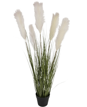 La maceta de césped artificial de tela de caña y cebolla de 120 cm retardante de fuego tiene hojas altas verdes parecidas a la hierba y plumas de pampa blancas esponjosas en una maceta negra, sobre un fondo blanco liso.