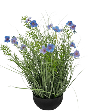 Una maceta negra con césped artificial, flor de Gesang púrpura, maceta de hierba de cebolla de 56 cm, retardante de fuego, con hojas altas verdes parecidas a la hierba y flores de color azul violeta, sobre un fondo blanco liso.