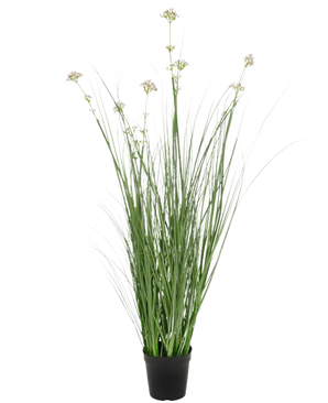 La maceta de césped artificial con flor de puerro y cebolla de 90 cm retardante de fuego tiene hojas verdes largas y delgadas y racimos de flores pálidas en una maceta negra, sobre un fondo blanco liso.