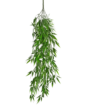 La planta colgante artificial Bambú UV 80 cm tiene hojas verdes largas y delgadas que cuelgan con gracia del tallo, sobre un fondo blanco liso.