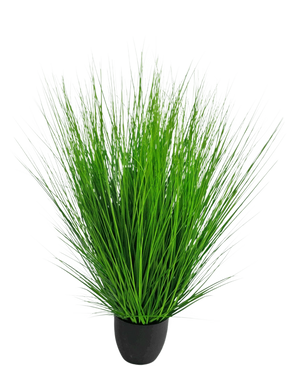 La Planta de Césped Artificial Cebolla ignífuga de 110 cm tiene hojas largas, delgadas y de color verde vibrante que están muy juntas en una pequeña maceta negra, sobre un fondo blanco liso.