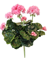El Geranio artificial rosa de 40 cm tiene flores rosas y hojas verdes redondas en tallos largos, que muestran la belleza de una planta rosa artificial o un geranio artificial sobre un fondo blanco.